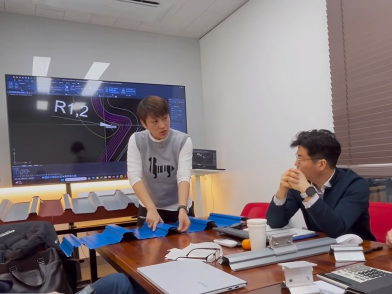 跳出 “內(nèi)卷” 漩渦！中拓冷彎聯(lián)合韓方研發(fā)光伏屋面板型，邁向綠色能源新時(shí)代