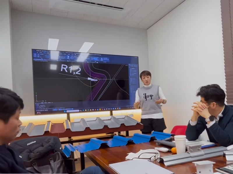 跳出 “內(nèi)卷” 漩渦！中拓冷彎聯(lián)合韓方研發(fā)光伏屋面板型，邁向綠色能源新時代